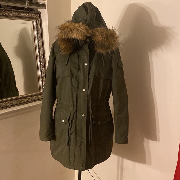 Tommy Hilfiger lined Parka with zipper hood and adjustable drawstring waist. - Picture 6 of 6